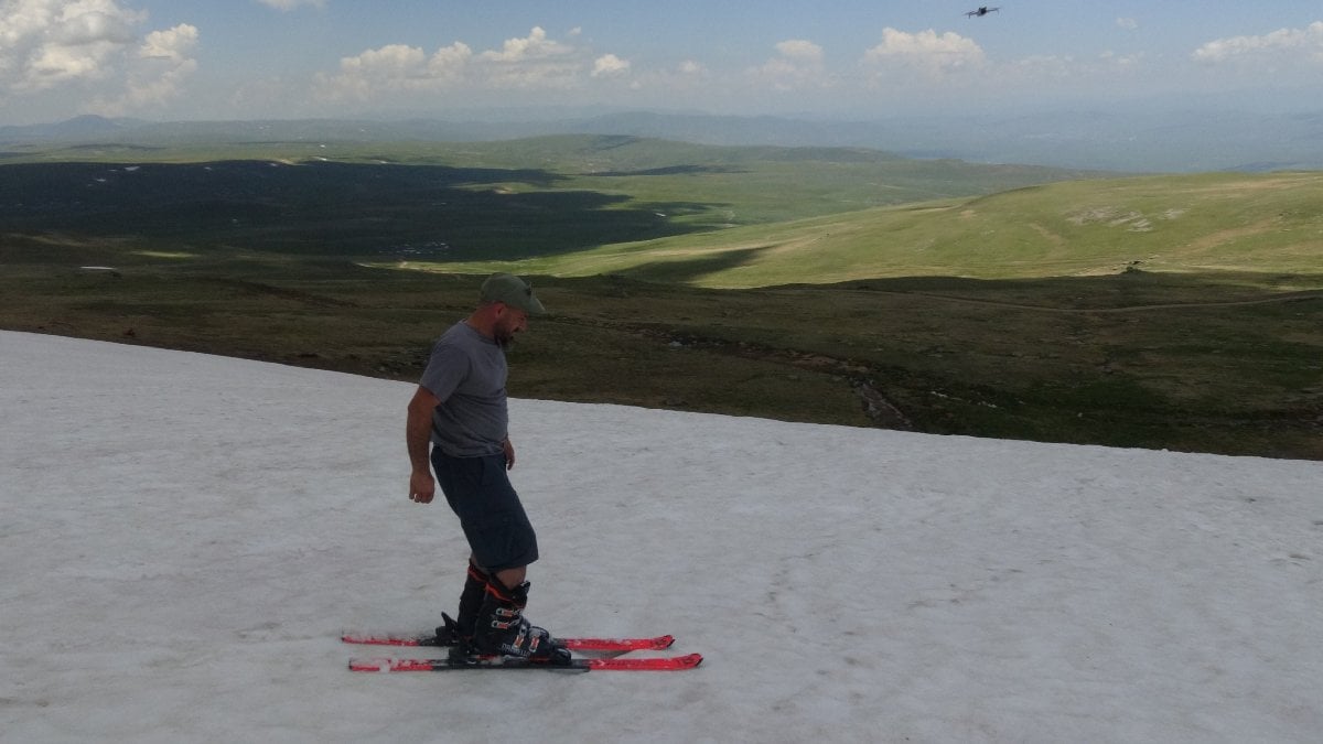 Artvin’de vatandaşlar yazın ortasında kayak keyfi yaptı