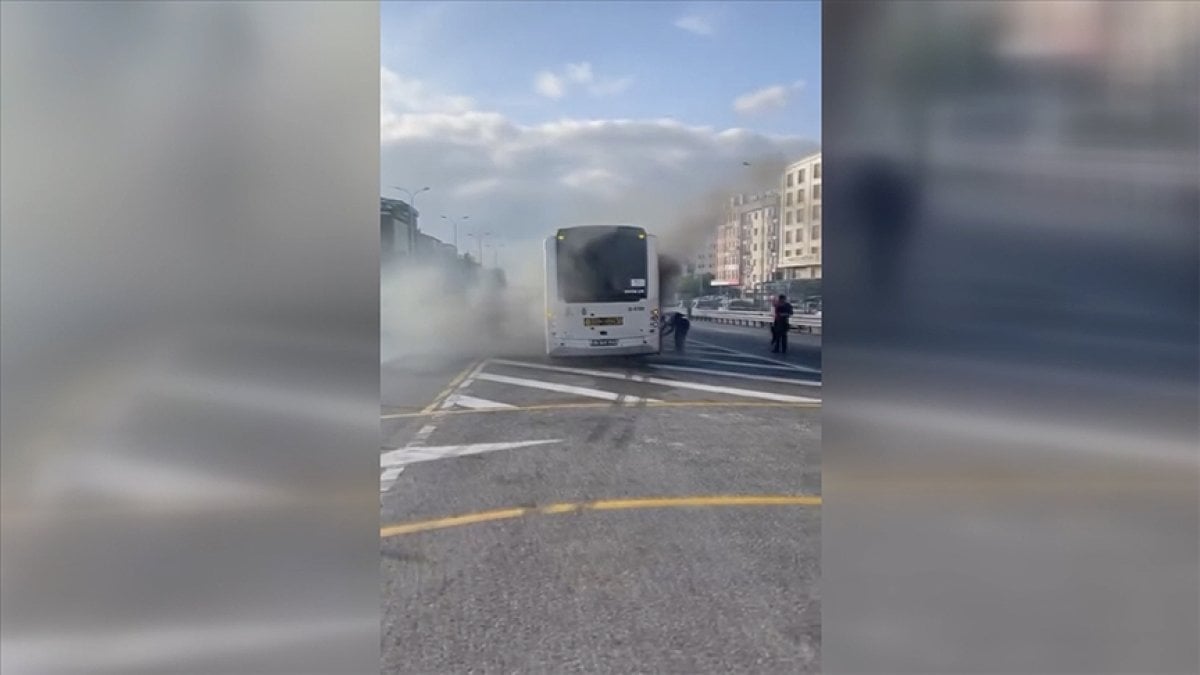 Metrobüsten dumanlar yükseldi! Yolcular tahliye edildi